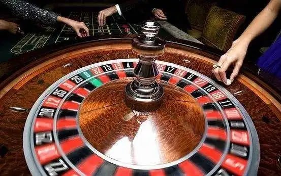Blackjack Playtech dengan dealer profesional dan siaran real-time Meja live dealer blackjack Playtech dengan dealer profesional di studio HD